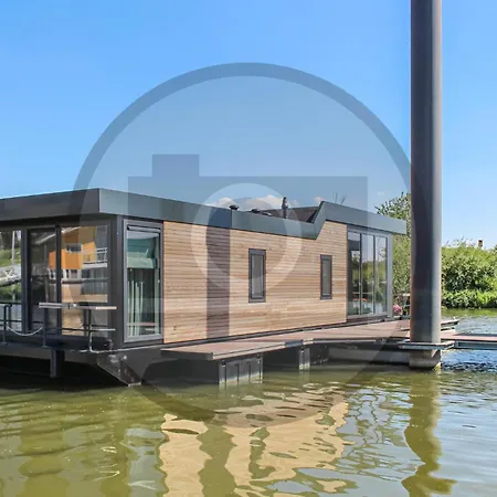 Gorgeous Ship In Ohe Laak With Harbor View Ohé en Laak