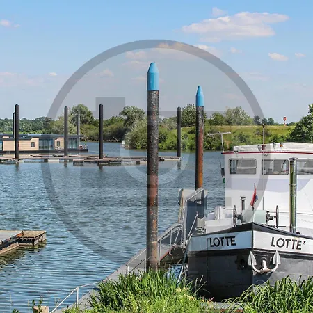 Gorgeous Ship In Ohe Laak With Harbor View Botel Ohé en Laak